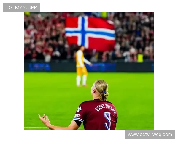 意大利对阵挪威，场外球迷悬挂“曼奇尼，回来吧”标语