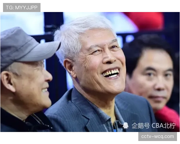 蒋兴权指导现身训练馆，指导年轻内线脚步